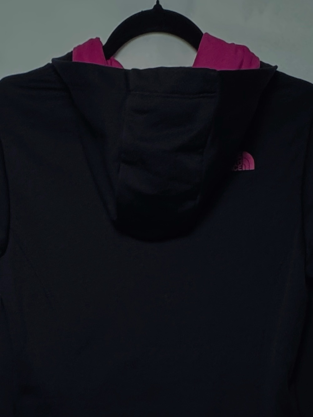 The North Face Black Women’s Pullover Hoodie with Pink Logo and Lining. M NWOT - Picture 5 of 8